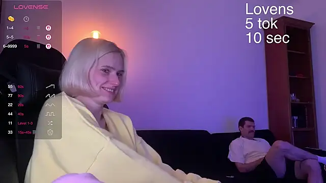 Snapshot of Sexy_Sweets chatting on 09.18.25 Sexy Sweets online show from 09.18.25