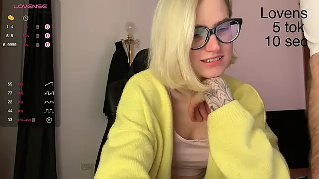 Snapshot of Sexy_Sweets chatting on 10.20.25 Sexy Sweets online show from 10.20.25