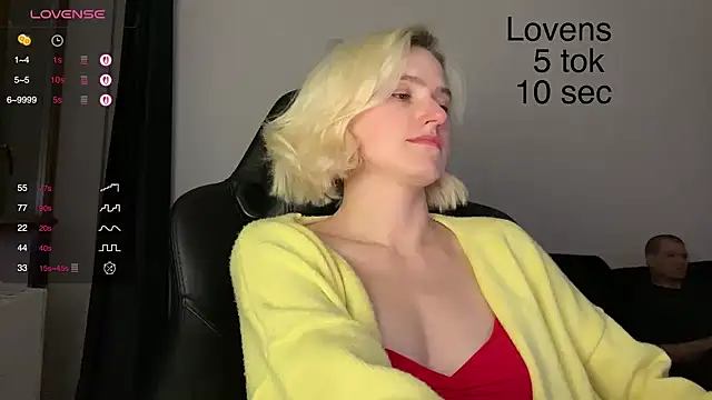 Snapshot of Sexy_Sweets chatting on 10.22.25 Sexy Sweets online show from 10.22.25