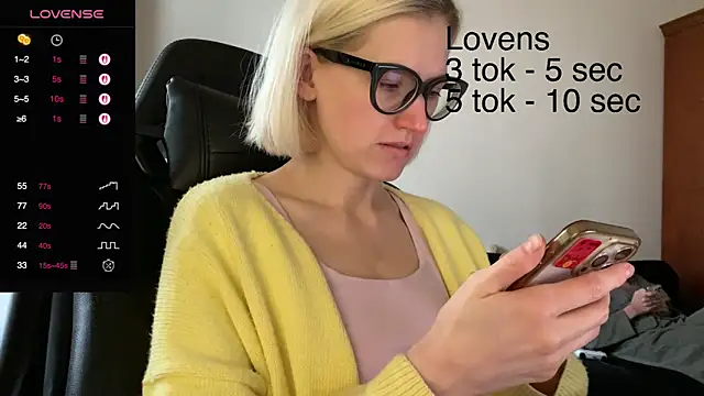 Snapshot of Sexy_Sweets chatting on 10.25.25 Sexy Sweets online show from 10.25.25