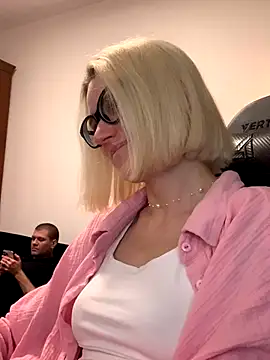 Snapshot of Sexy_Sweets chatting on 10.27.25 Sexy Sweets online show from 10.27.25