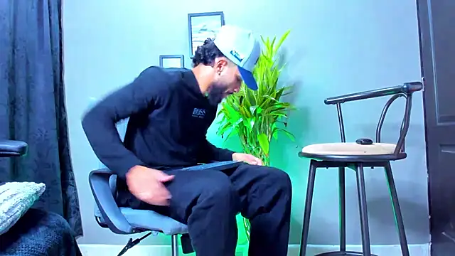 Snapshot of Damian_022 chatting on 10.24.25 Damian 022 online show from 10.24.25