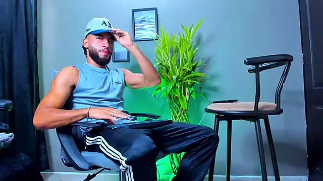 Snapshot of Damian_022 chatting on 10.25.25 Damian 022 online show from 10.25.25