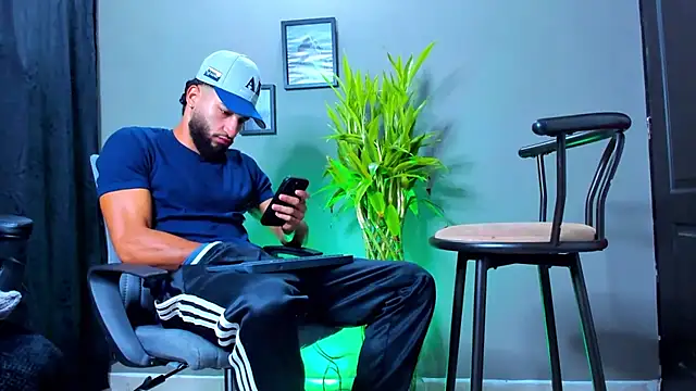 Snapshot of Damian_022 chatting on 10.27.25 Damian 022 online show from 10.27.25