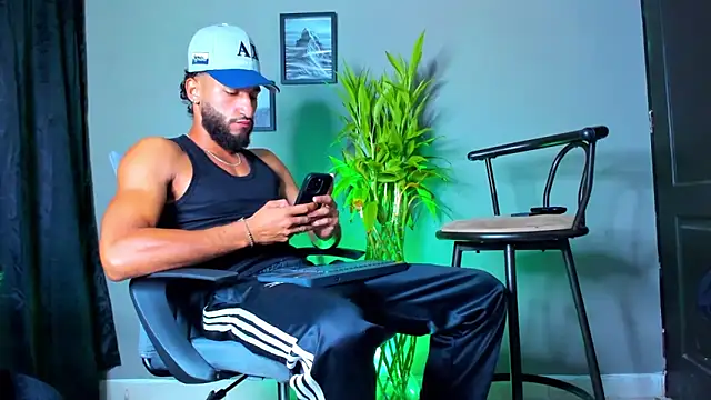 Snapshot of Damian_022 chatting on 11.11.25 Damian 022 online show from 11.11.25