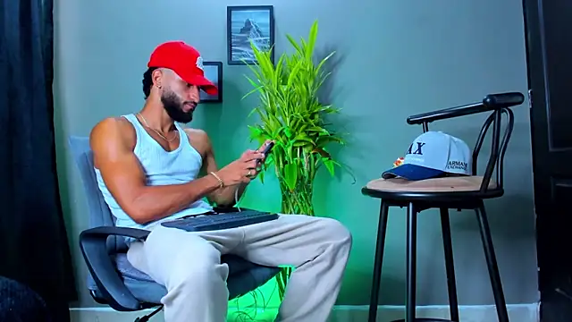 Snapshot of Damian_022 chatting on 11.25.25 Damian 022 online show from 11.25.25