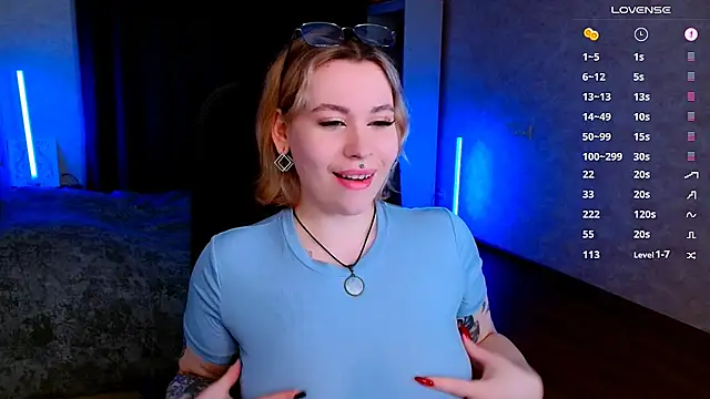 Snapshot of Blueberry-baby chatting on 02.11.25 Blueberry-baby online show from 02.11.25