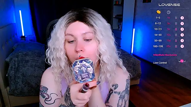 Snapshot of Blueberry-baby chatting on 12.04.25 Blueberry-baby online show from 12.04.25