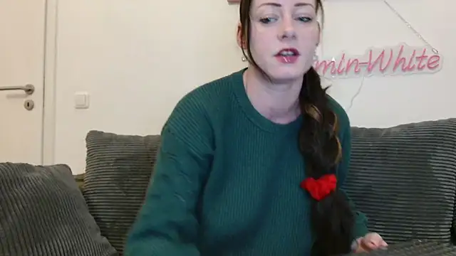 Snapshot of Jasmin-White chatting on 04.19.26 Jasmin-White online show from 04.19.26