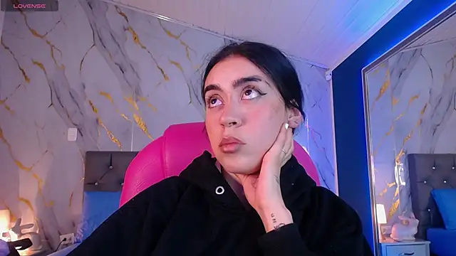 Julieta De Los Angeles online show from 02.05.25