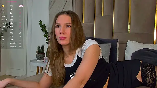 Snapshot of LeslieMines chatting on 02.21.25 LeslieMines online show from 02.21.25