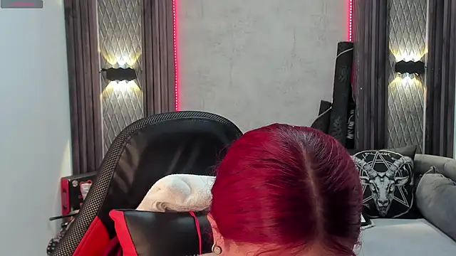 selene red  online show from 01.31.25