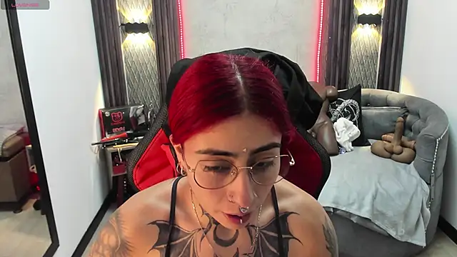 selene red  online show from 02.26.25