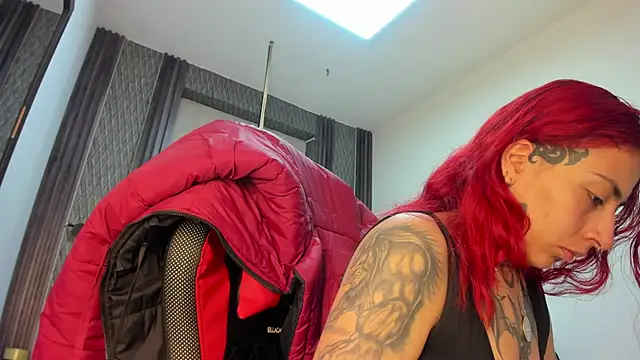 Snapshot of selene_red_ chatting on 06.10.26 selene red online show from 06.10.26
