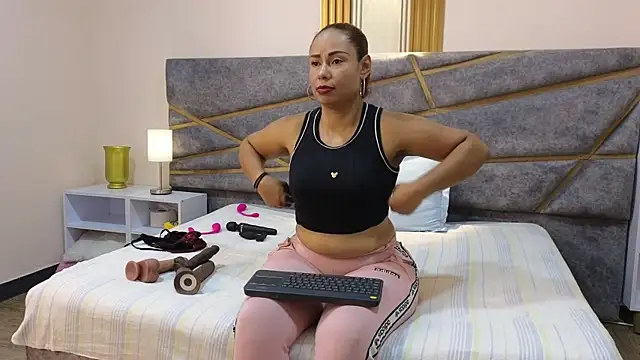 Snapshot of Julia_Gomes chatting on 03.17.25 Julia Gomes online show from 03.17.25