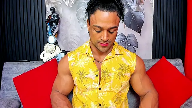Snapshot of MikeEstevess chatting on 09.27.25 MikeEstevess online show from 09.27.25