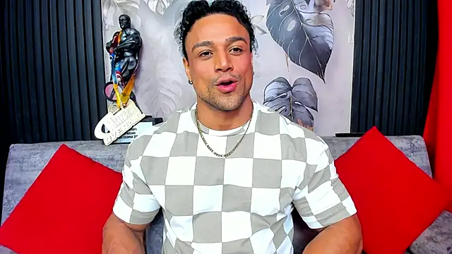 Snapshot of MikeEstevess chatting on 10.26.25 MikeEstevess online show from 10.26.25
