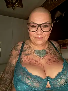 gepiercte nippel online show from 12.23.24