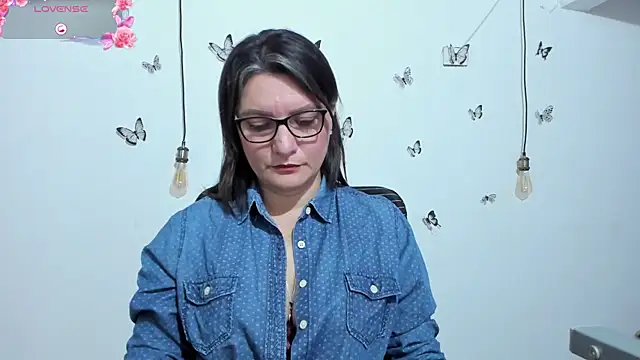 Snapshot of Amie_Adams82_ chatting on 12.15.25 Amie Adams82 online show from 12.15.25