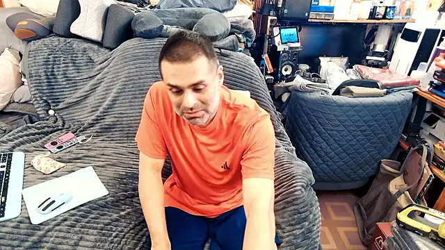 Snapshot of ClampMaster chatting on 10.11.25 ClampMaster online show from 10.11.25