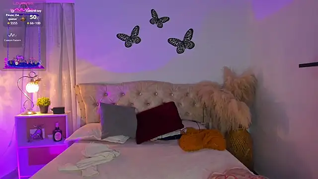 Sarahballiston  online show from 11.25.25