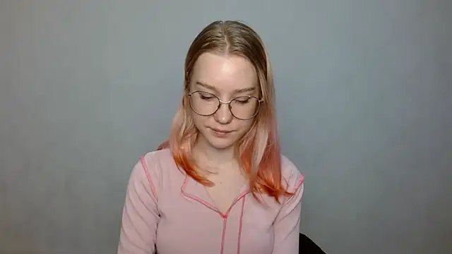 Snapshot of cindi_hot chatting on 12.22.24 cindi hot online show from 12.22.24