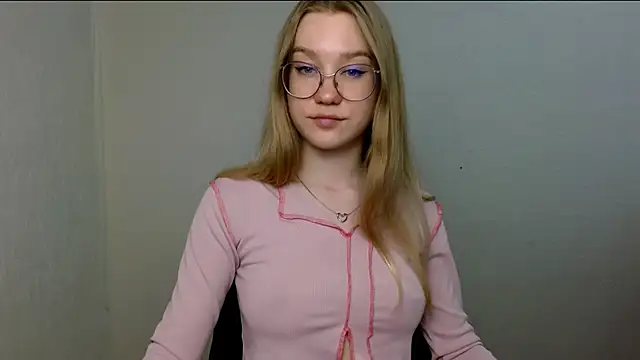 Snapshot of cindi_hot chatting on 06.19.26 cindi hot online show from 06.19.26