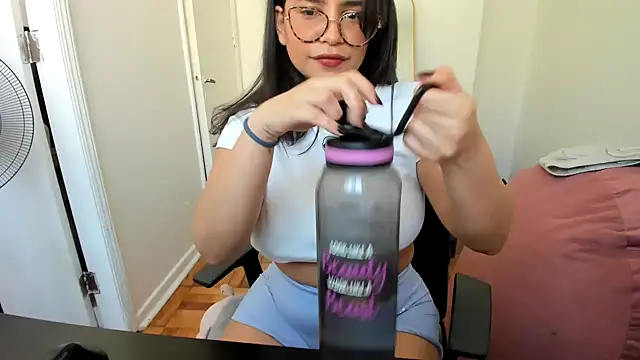 Snapshot of cinnamon_rosa chatting on 02.05.25 cinnamon rosa online show from 02.05.25