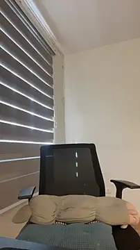 Snapshot of cinnamon_rosa chatting on 12.17.25 cinnamon rosa online show from 12.17.25