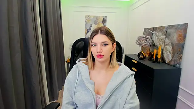 SelenaeMoore online show from 04.05.26