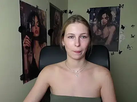 Snapshot of StrangerGi chatting on 07.17.26 StrangerGi online show from 07.17.26