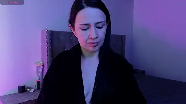 Snapshot of cristal_hilton_10 chatting on 11.28.25 cristal hilton 10 online show from 11.28.25