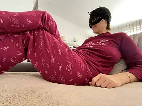 Marilou1983 online show from 02.26.25