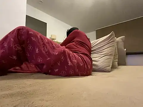 Marilou1983 online show from 09.12.25