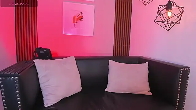 Nahiajhonson  online show from 12.17.25