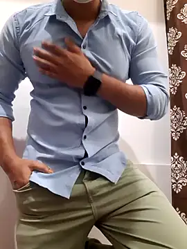 Snapshot of Guyinshortss chatting on 09.24.25 Guyinshortss online show from 09.24.25