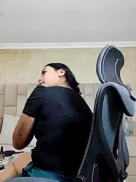 Snapshot of EmmaTorres_ chatting on 12.13.24 EmmaTorres  online show from 12.13.24