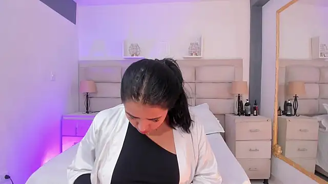 Snapshot of EmmaTorres_ chatting on 12.29.24 EmmaTorres  online show from 12.29.24