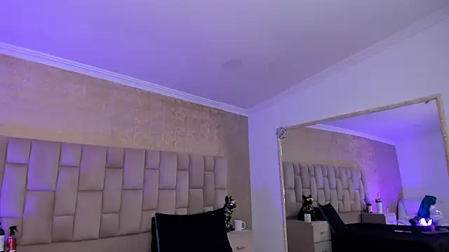 Snapshot of EmmaTorres_ chatting on 02.04.25 EmmaTorres  online show from 02.04.25