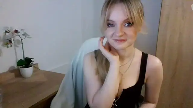 Snapshot of AlmaHoney chatting on 03.07.25 AlmaHoney online show from 03.07.25