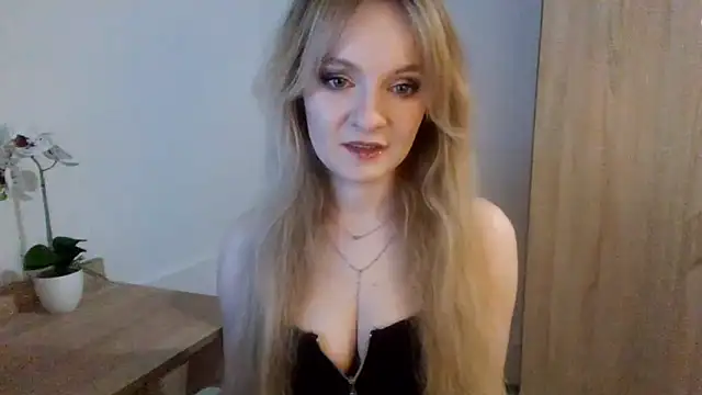 Snapshot of AlmaHoney chatting on 03.16.25 AlmaHoney online show from 03.16.25