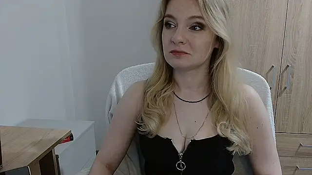 Snapshot of AlmaHoney chatting on 05.25.26 AlmaHoney online show from 05.25.26
