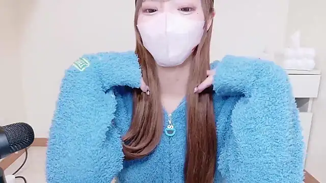 Snapshot of _chanMOMO_ chatting on 12.19.25 chanMOMO online show from 12.19.25
