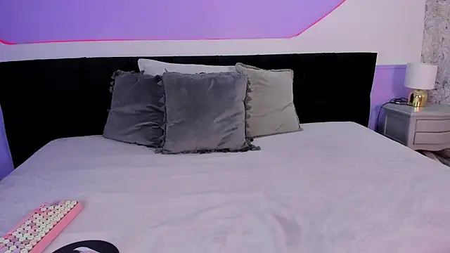 Julieta Cortes   online show from 11.22.25