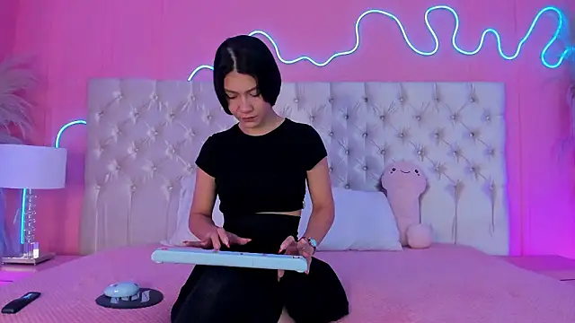 Julieta Cortes   online show from 02.14.26