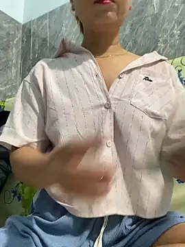 Snapshot of Linaannn chatting on 02.04.26 Linaannn online show from 02.04.26