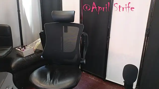Snapshot of april_show_her chatting on 07.28.26 april show her online show from 07.28.26