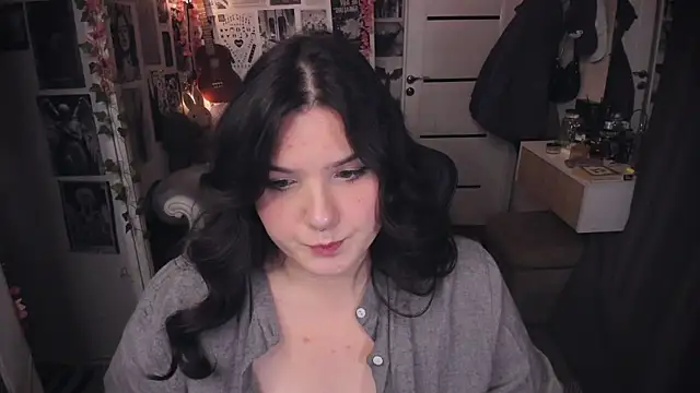 Snapshot of Diasporaaa chatting on 10.29.25 Diasporaaa online show from 10.29.25