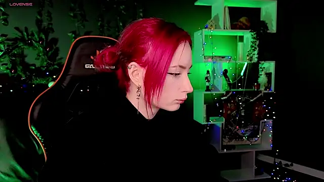 Snapshot of _HelenCarter chatting on 12.25.24 HelenCarter online show from 12.25.24