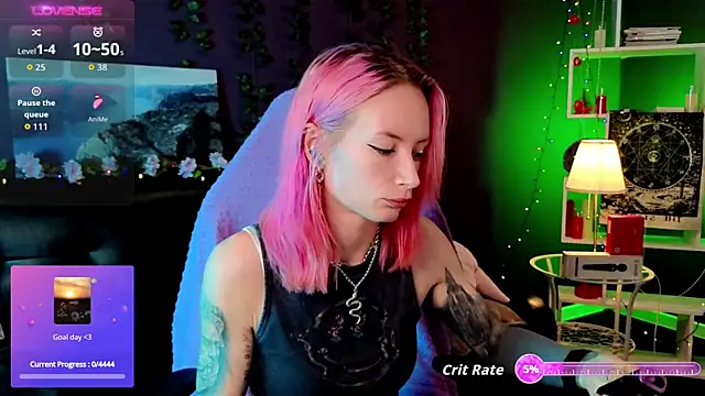 Snapshot of _HelenCarter chatting on 10.18.25 HelenCarter online show from 10.18.25